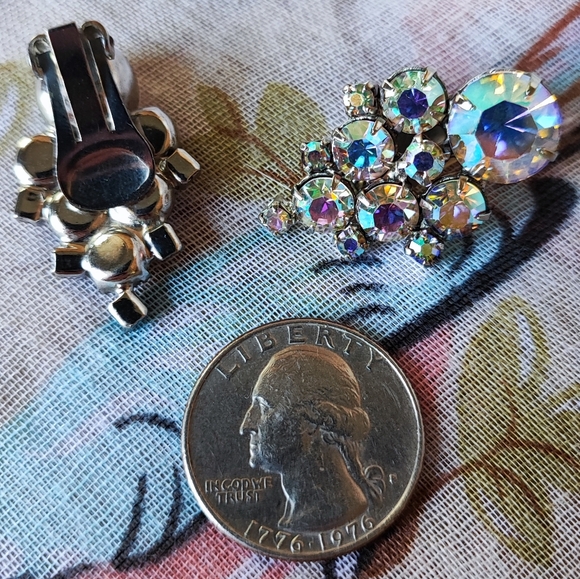 Vintage Blazing Aurora Borealis Rhinestone Clip On Earrings Unsigned Juliana D&E - Picture 4 of 6